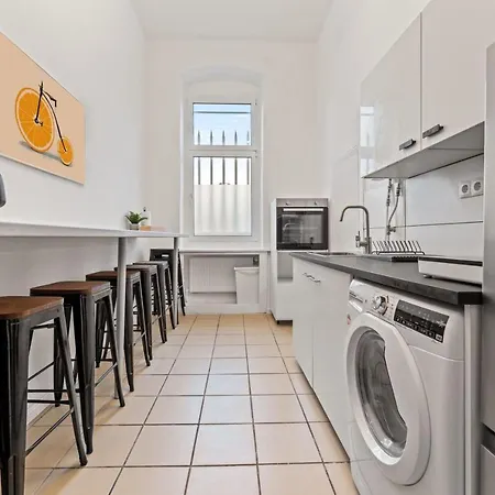 Neues Zentrales Apartment,10 Betten,vollmoebliert, Wifi Appartement *