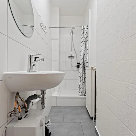 Neues Zentrales Apartment,10 Betten,vollmoebliert, Wifi Apartment Berlin